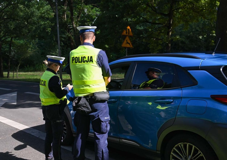 Policjanci ruchu drogowego przeprowadzają ogólnopolskie działania kontrolno-prewencyjne - zdjęcie ilustracyjne Lekarz kierował pod wpływem alkoholu. Sąd umorzył postępowanie ze względu na