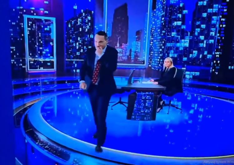 Radosław Sikorski opuszczający studio TVN Sikorski wściekły na TVN.