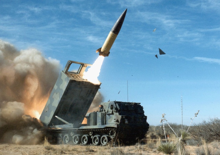 Rakieta ATACMS wystrzeliwana z wyrzutni M270 MLRS