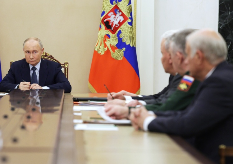 Władimir Putin z kierownictwem MON i przedstawicielami przemysłu zbrojeniowego w Moskwie
