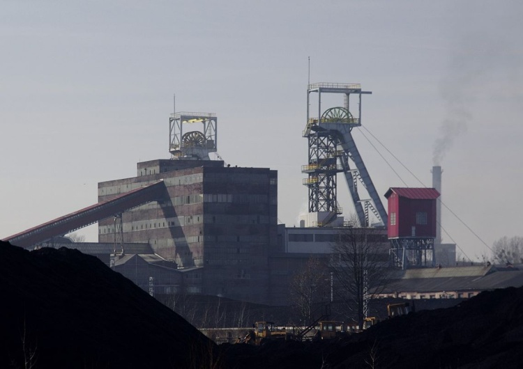 Kopalnia węgla kamiennego Bobrek-Piekary, ruch Bobrek w Bytomiu, wieże wyciągowe szybów Bolesław i Józef. Wstrząs w kopalni w Bytomiu. Odczuli go mieszkańcy