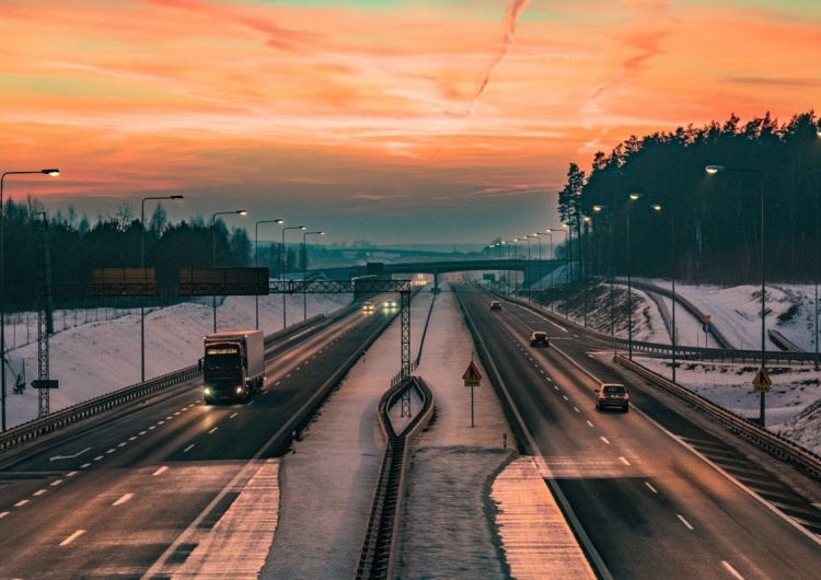 autostrada Ciężarówka w płomieniach, w środku Polak