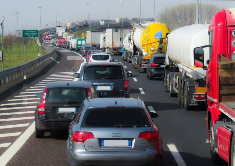 korek na autostradzie Droga ekspresowa zablokowana. Zderzyły się dwie ciężarówki