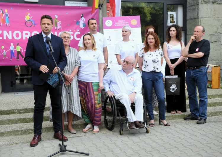 Rafał Trzaskowski oraz stojąca obok niego Jolanta Lange przed konferencja prasową nt. V Warszawskich Dni Różnorodności w 2019 r. Jolanta Lange wróciła. Agentka SB prowadzi szkolenia dla urzędników