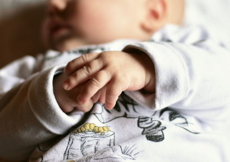 niemowlę Matka zostawiła córkę w oknie życia. Ojciec walczy o dziecko