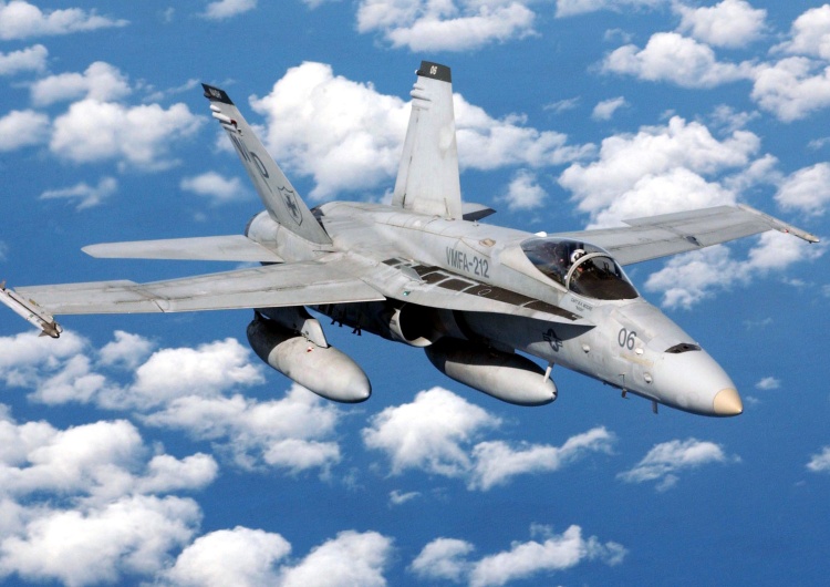 F/A-18C z eskadry VMFA-212 USMC / zdjęcie poglądowe Amerykański myśliwiec trafiony przez własny okręt