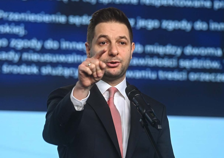 Patryk Jaki podczas konferencji prasowej