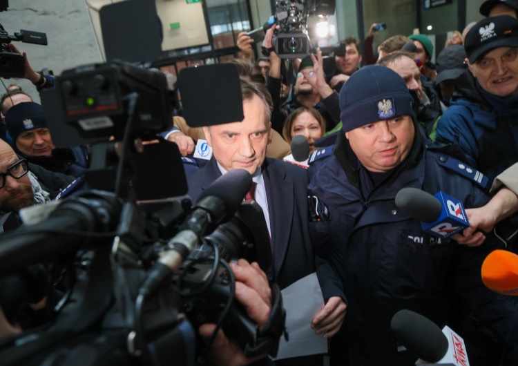Zatrzymanie Zbigniewa Ziobro Policja zatrzymała Zbigniewa Ziobrę. Ma być przymusowo doprowadzony na