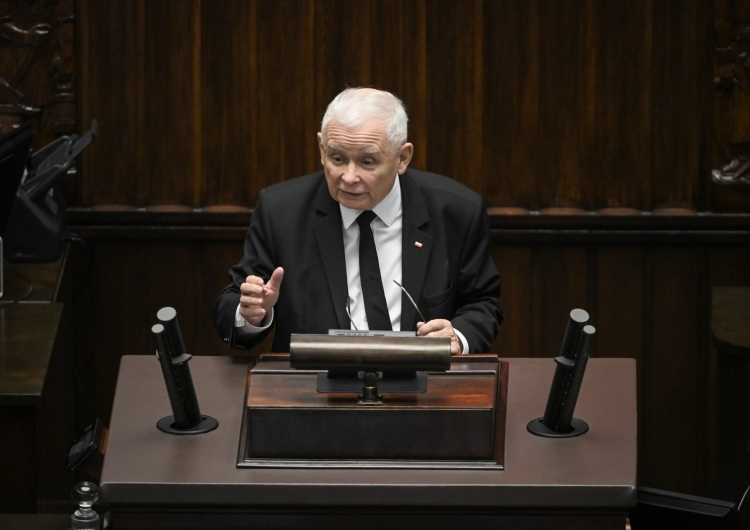 Prezes PiS Jarosław Kaczyński Sejm przyjął uchwałę dot. zrzeczenia się suwerenności Polski w zakresie obronności. Jest komentarz Jarosława Kaczyńskiego