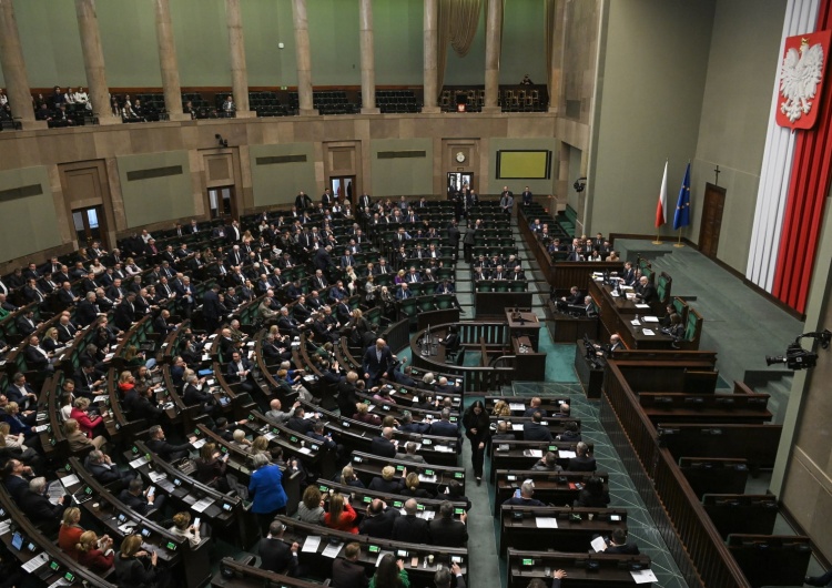 Sejm, zdjęcie podglądowe Gorące komentarze po uchwale Sejmu ws. zrzeczenia się przez Polskę suwerenności nad obronnością: Targowica