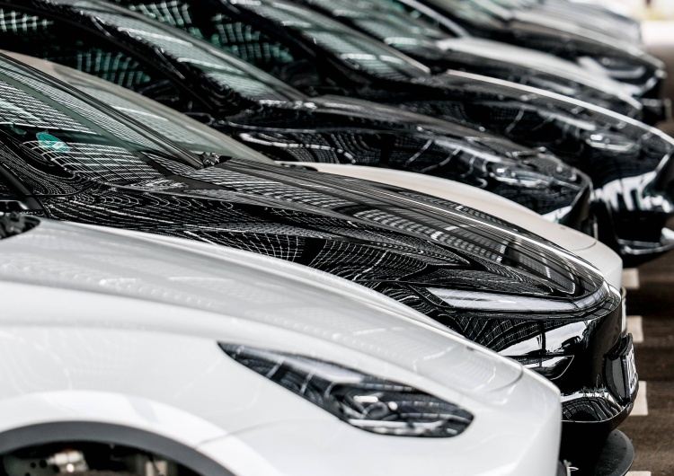 Tesla Kanada: Kilkadziesiąt Tesli uszkodzonych na jednym parkingu