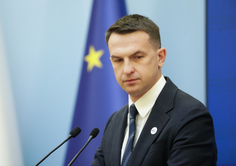 Adam Szłapka Tak minister Szłapka nie odpowiadał na pytania Moniki Rutke ws. podrzucania Polsce migrantów przez Niemcy [VIDEO]