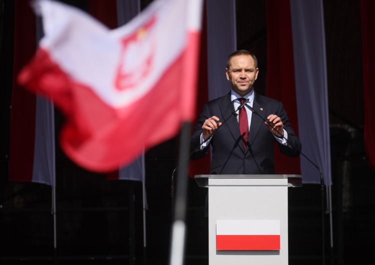 Z pierwszego sondażu po piątkowej debacie najbardziej może być zadowolony Karol Nawrocki Pierwszy sondaż po debacie. Jest zdecydowany zwycięzca