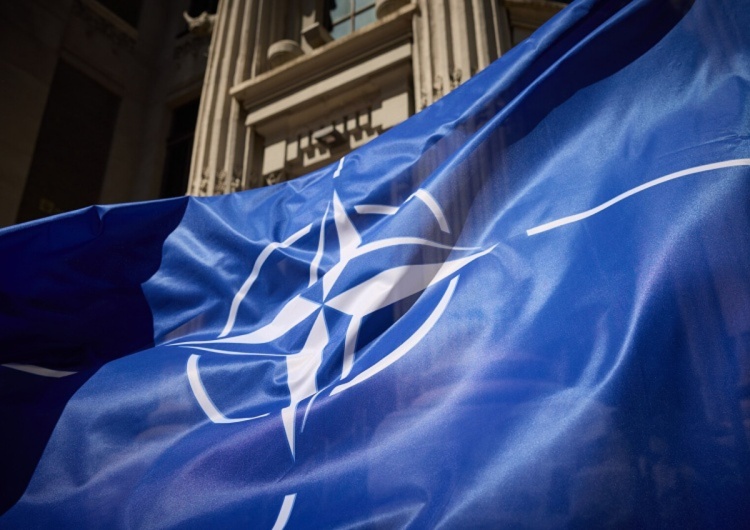 Flaga NATO Żołnierze kraju NATO pojadą na Ukrainę. Rosja grzmi o eskalacji