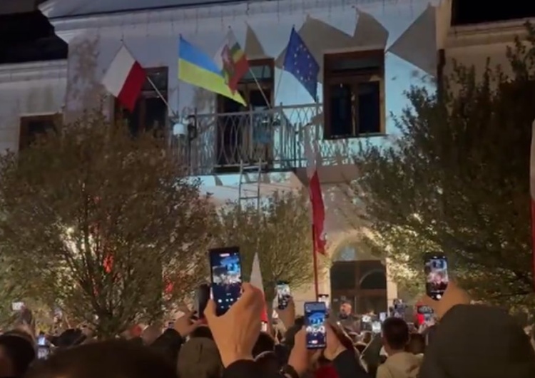 wiec Bielsko-Biała Uczestnik wiecu Brauna ściągnął z urzędu ukraińską flagę. Będzie doniesienie do prokuratury