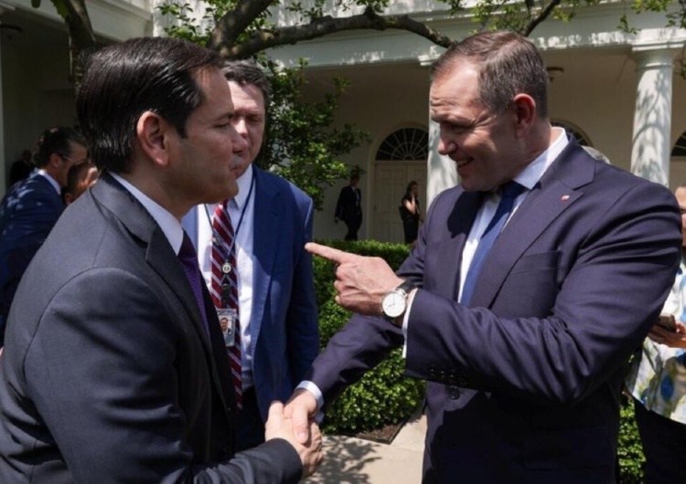 Kandydat na prezydenta Karol Nawrocki spotkał się w Białym Domu z sekretarzem stanu USA Marco Rubio Karol Nawrocki w Białym Domu. Spotkał się z ważnymi politykami