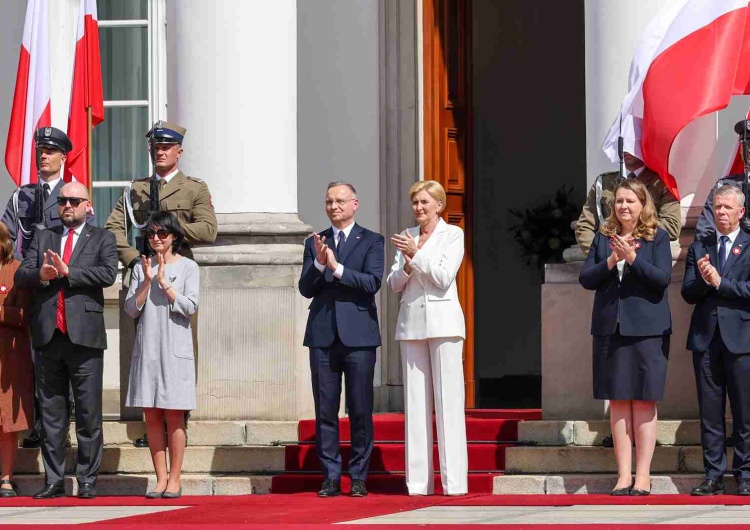 Para prezydencka podczas uroczystości w Belwederze Prezydent Andrzej Duda: Biało-czerwone barwy stały się barwami flagi Solidarności
