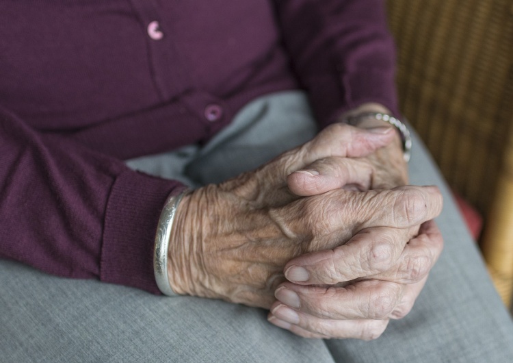 Seniorka / zdjęcie poglądowe Ten problem dotyka coraz większą liczbę seniorów. Niepokojące statystyki