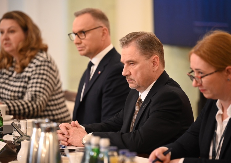 Spotkanie prezydenta ze stroną społeczną RDS ws. obniżenia składki zdrowotnej dla przedsiębiorców Rozpoczęło się spotkanie prezydenta ze stroną społeczną RDS ws. obniżenia składki zdrowotnej dla przedsiębiorców [WIDEO]
