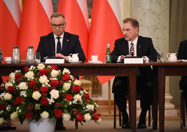 Konsultacje prezydenta i przedstawicieli strony społecznej RDS ws. niższej składki zdrowotnej dla przedsiębiorców Piotr Duda: Czas wykorzystywania pracowników na etatach się skończył. Chcecie niższej składki, liczcie się z gorszym świadczeniem
