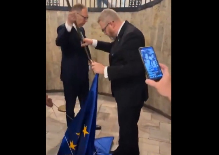 Grzegorz Braun Braun zerwał flagę, tym razem UE. Policja podjęła działania