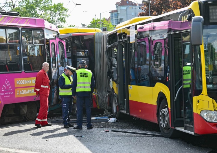 Zderzenie autobusu z tramwajem we Wrocławiu Wrocław: Zderzenie autobusu z tramwajem. Kilkanaście osób poszkodowanych