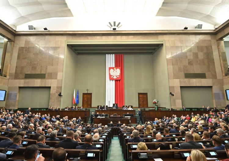 Obrady Sejmu RP Najnowszy sondaż. PiS i KO niemal ex aequo