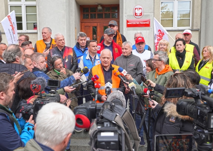 Konferencja prasowa przedstawicieli związków zawodowych działających w hutnictwie Hutnicy zaprotestują 21 maja przed gmachem Sejmu w Warszawie