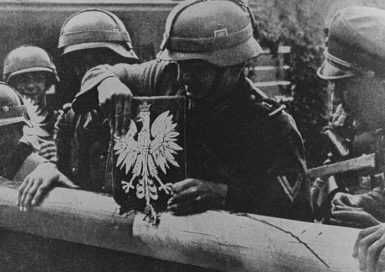 Wrzesień 1939: Niemieccy żołnierze niszczą polski szlaban graniczny i godło Polski Szokujące braki wiedzy niemieckich uczniów.