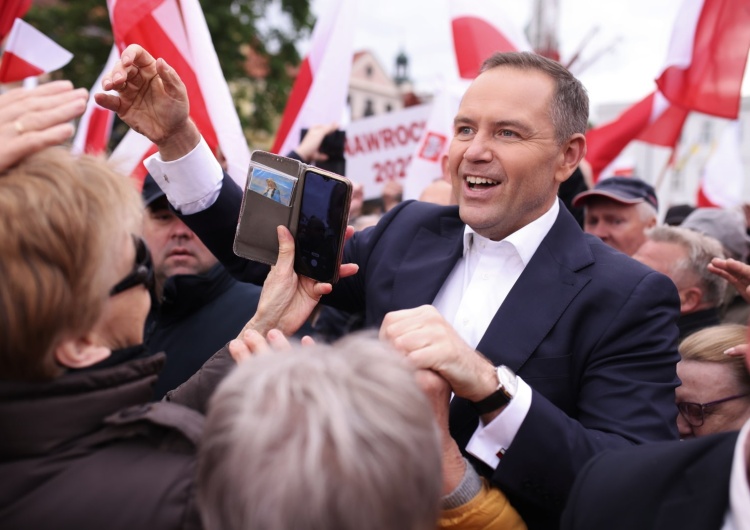 Kandydat na prezydenta RP Karol Nawrocki Tłumy na spotkaniu z Karolem Nawrockim: Nie możemy mieć prezydenta, który jest zastępcą lokaja