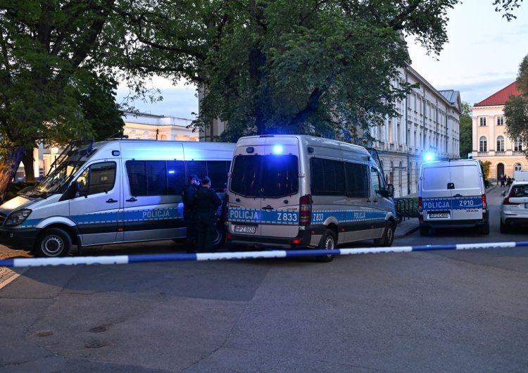 Policja prowadzi czynności związane z zabójstwem kobiety na terenie Uniwersytetu Warszawskiego Atak siekierą na Uniwersytecie Warszawskim. Jest ofiara śmiertelna