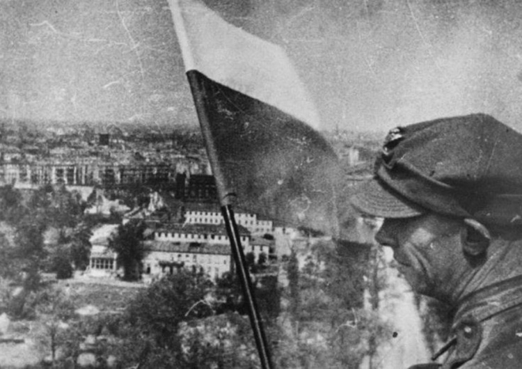 Polska flaga zawieszona w Berlinie, na Kolumnie Zwycięstwa, dnia 2 maja 1945 r. 80. rocznica zakończenia II wojny światowej. Andrzej Duda: Nigdy więcej wojny