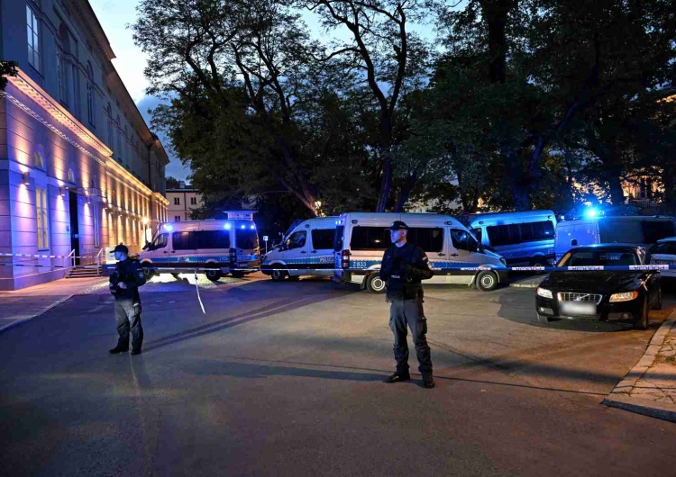 Kampus Uniwersytetu Warszawskiego po ataku zabójcy Atak na Uniwersytecie Warszawskim. Nowe informacje ws. zabójcy