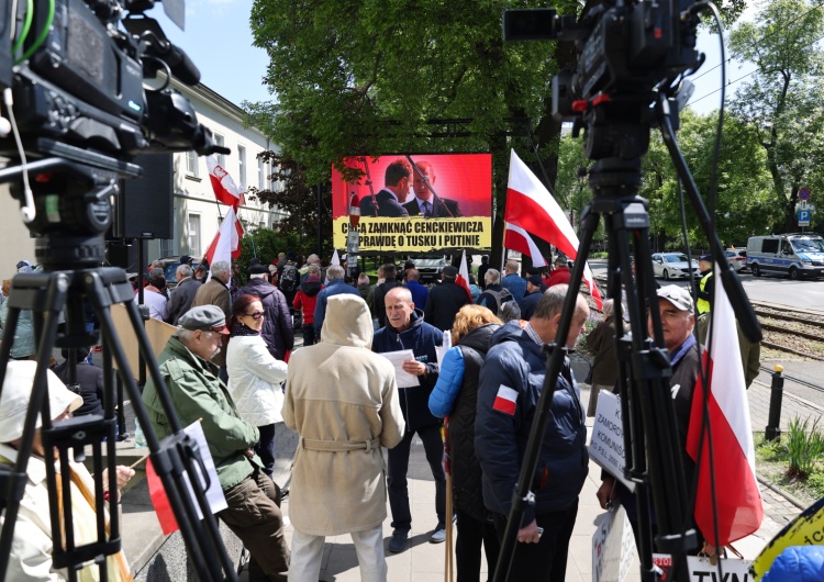 Sławomir Cenckiewicz stawił się w prokuraturze. Na miejscu tłum protestujących przeciw represjom