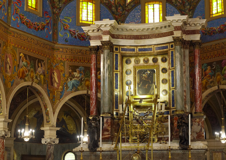 Ołtarz główny sanktuarium w Pompejach z obrazem Matki Bożej Pompejańskiej Specjalne wydarzenie dla czcicieli Matki Bożej Pompejańskiej