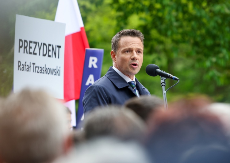 Rafał Trzaskowski podczas wiecu w Kędzierzynie-Koźlu Monika Rutke zaatakowana na wiecu Trzaskowskiego: Poczułam uderzenie w brzuch i kopnięcie