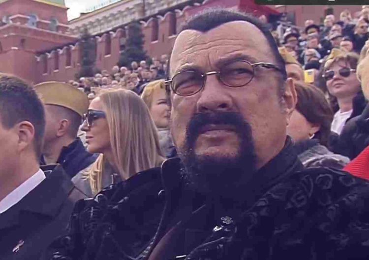 Steven Seagal podczas uroczystości w Moskwie Światowe gwiazdy filmu na trybunie honorowej w Moskwie