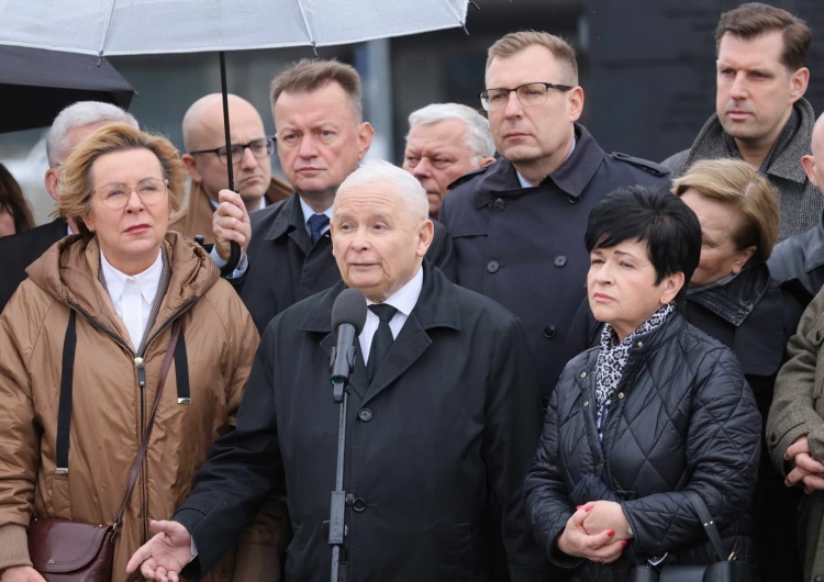 Prezes PiS Jarosław Kaczyński pod pomnikiem ofiar katastrofy smoleńskiej Jarosław Kaczyński: Będziemy tu przychodzić niezależnie od tego, co ta banda będzie wyprawiać