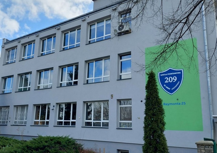 SP nr 209 w Warszawie W warszawskiej podstawówce chcieli zdejmować godło Polski. Poseł PiS podjął interwencję