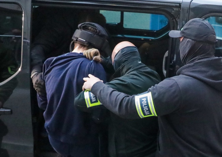 Warszawa - przesłuchanie podejrzanego o atak na UW Atak na Uniwersytecie Warszawskim. Nowe informacje o sprawcy