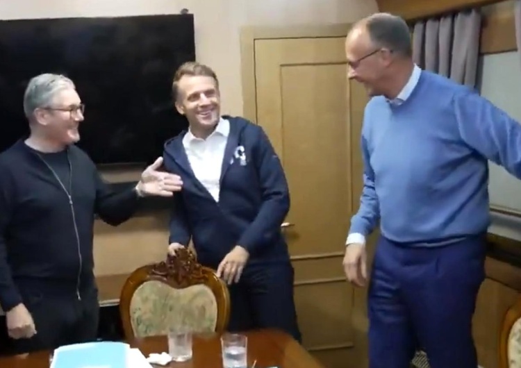 premier Wielkiej Brytanii Keir Starmer, Prezydent Francji Emmanuel Macron i kanclerz Niemiec Friedrich Merz Coraz więcej pytań w sieci. Czym jest biały przedmiot (proszek?), który Macron chowa na nagraniu?