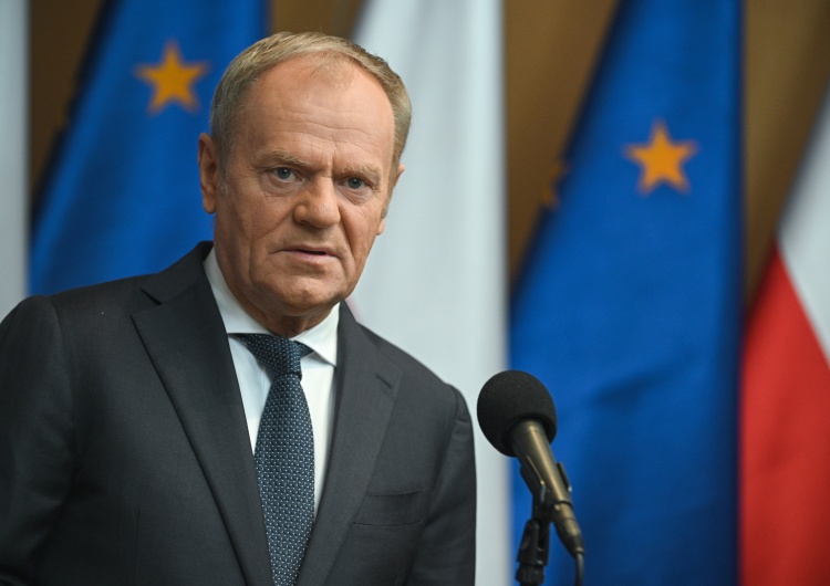 Donald Tusk Kluczowy koalicjant poza Sejmem i utrata władzy. Fatalne wieści dla Tuska [NAJNOWSZY SONDAŻ]