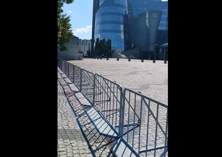 Barierki pod siedzibą TVP w likwidacji