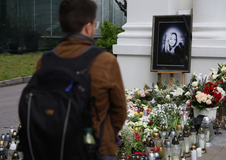 Znicze pod zdjęciem zabitej kobiety, przed budynkiem Auditorium Maximum Uniwersytetu Warszawskiego Morderstwo na kampusie UW. Są nowe informacje