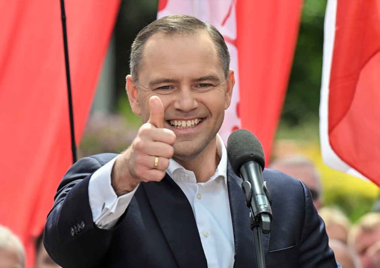 Karol Nawrocki wygrywa w pierwszej turze – wynika z nowego sondażu Karol Nawrocki wygrywa w obu turach. Nowy sondaż AtlasIntel