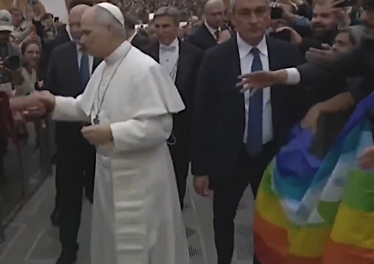 Papież Leon XIV odwraca się od flagi LGBT Papież Leon XIV odwrócił się od tęczowej flagi. To nagranie obiega świat