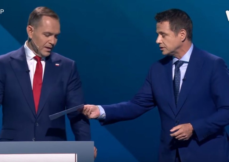 Karol Nawrocki, Rafał Trzaskowski Podczas debaty Trzaskowski wręczył Nawrockiemu kopertę. Ujawniono, co w niej było