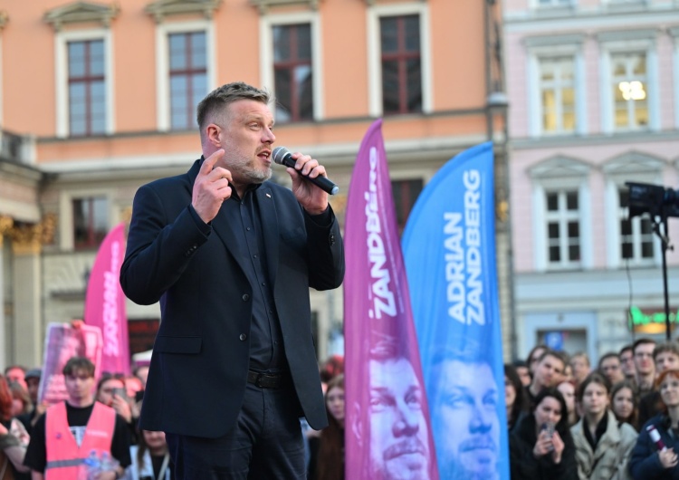 Kandydat na prezydenta RP Adrian Zandberg Latarnik wyborczy