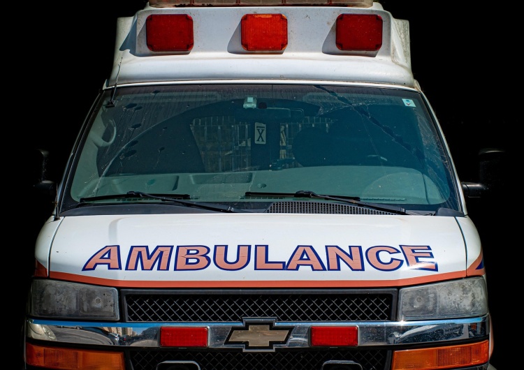 Ambulans/zdjęcie poglądowe Przedsiębiorczy senior zbiegł z zakładu ambulansem, by dostać się na obchody w Fatimie