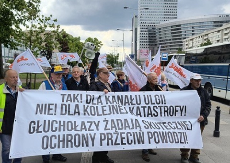 Demonstracja Budowa kanału ulgi dla Białej Głuchołaskiej. Solidarność wsparła manifestację w Warszawie